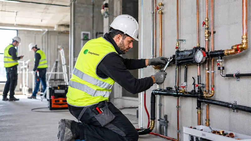 Easyheizen Monteur bei der Ausführung auf der Baustelle